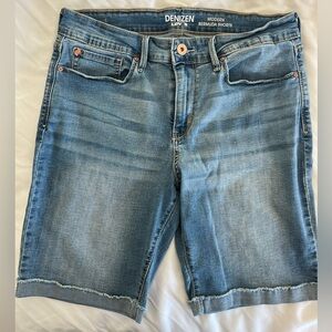 Levi’s Denizen Original Modern Bermuda Short in Light Wash